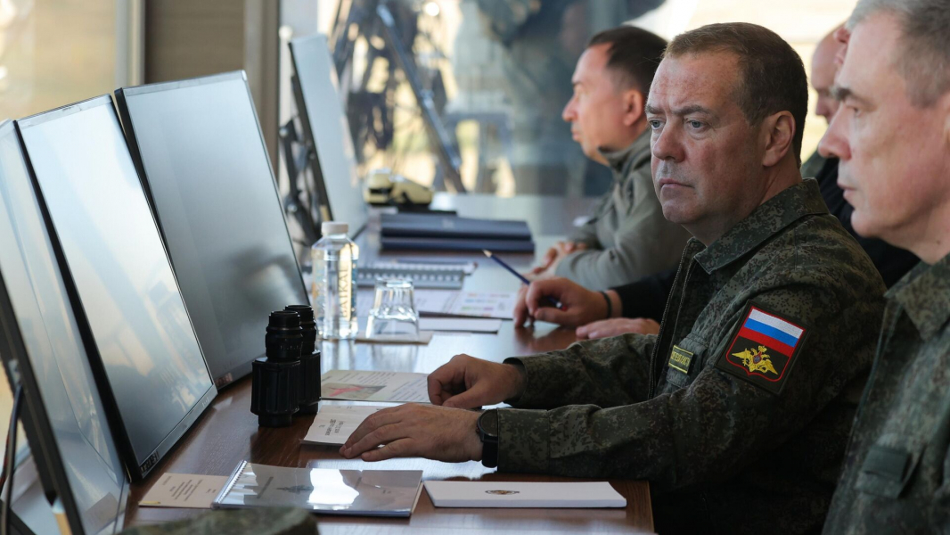 Медведев ознакомился с работой средств поражения БПЛА на полигоне «Капустин Яр»