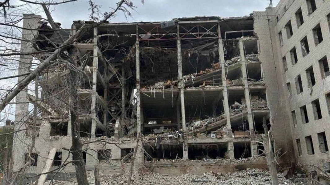 При ударе по учебному центру в Полтаве ранены или погибли около 500 специалистов